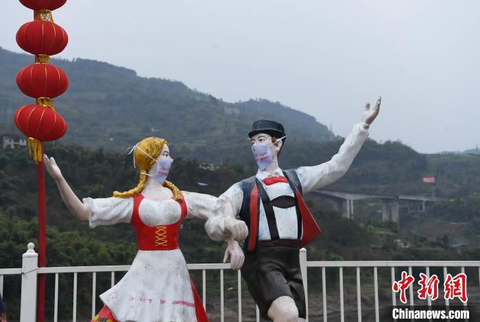图为人物雕塑上也戴上了口罩。　陈超 摄