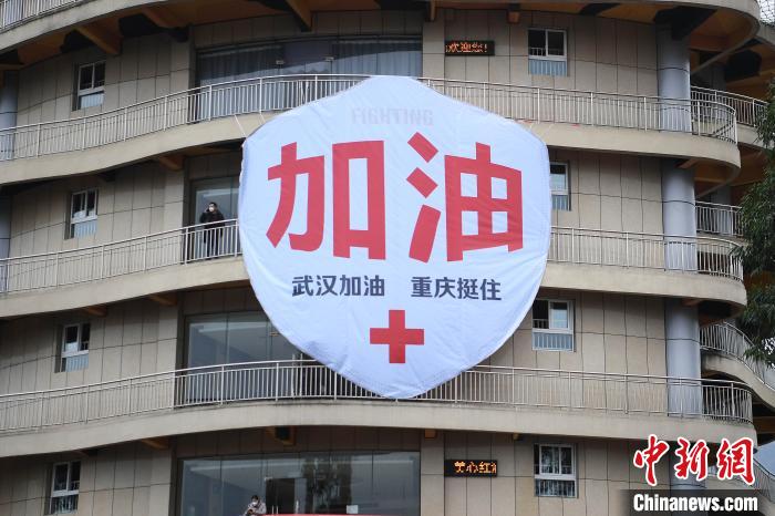 图为巨型“口罩”挂在高楼上。　陈超 摄