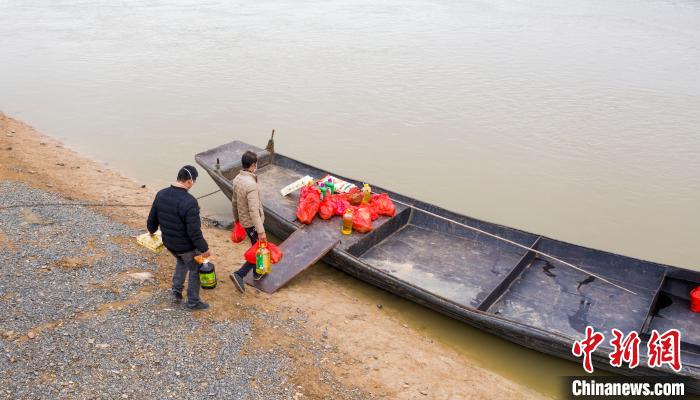 2月7日，在江西鄱阳湖都昌棠荫岛水域，服务队代购物资后乘船返回棠荫岛。　傅建斌 摄