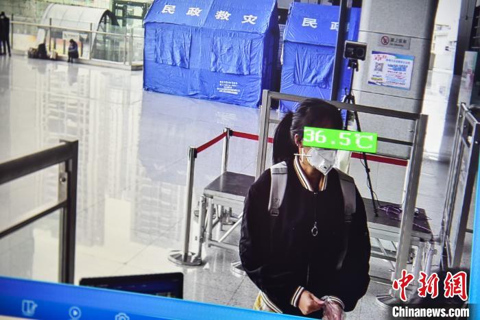 系统能对经过的旅客进行快速测温。　王以照 摄