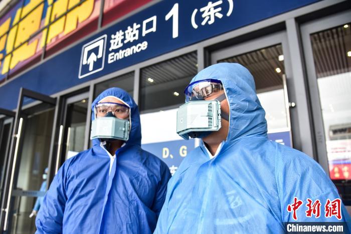 在引入该套设备前，体温检测工作人员必须1天4班倒手动检测体温。　王以照 摄