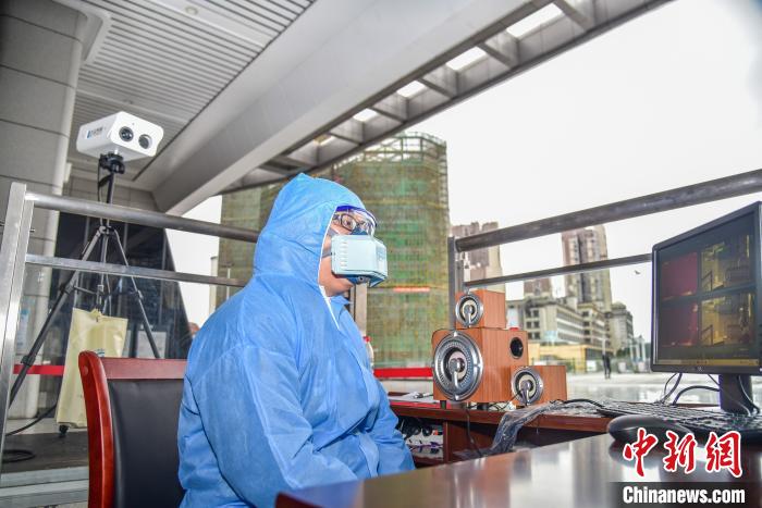 系统启用后，工作人员坐在电脑前观测体温即可。　王以照 摄