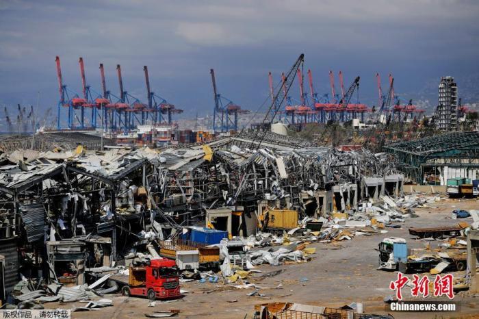 据法新社报道，黎巴嫩卫生部表示，截止8月11日，贝鲁特爆炸事件死亡人数增至171人，失踪人数介于30人至40人之间。据统计，贝鲁特至少15家医疗机构，包括3家大型医院，遭受了不同程度的破坏，另有约120所学校遭到破坏，大约55000名在校生受到影响。当局正在进行进一步的损害评估。图为多处建筑物已成废墟。